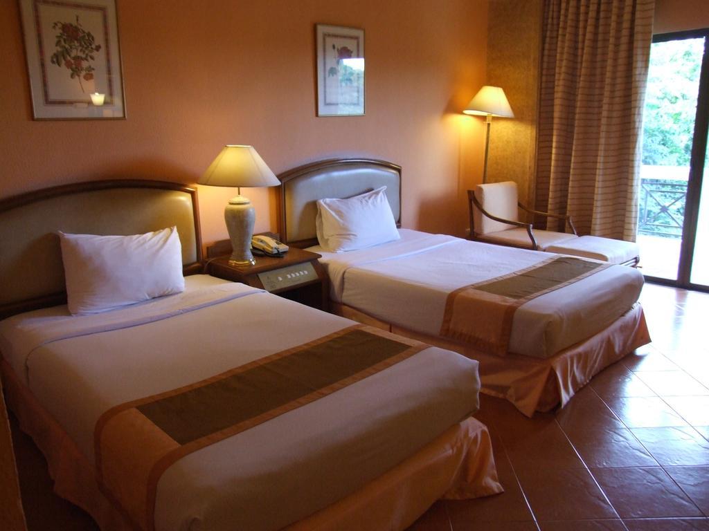 Pavilion Rim Kwai Resort Kanchanaburi Esterno foto